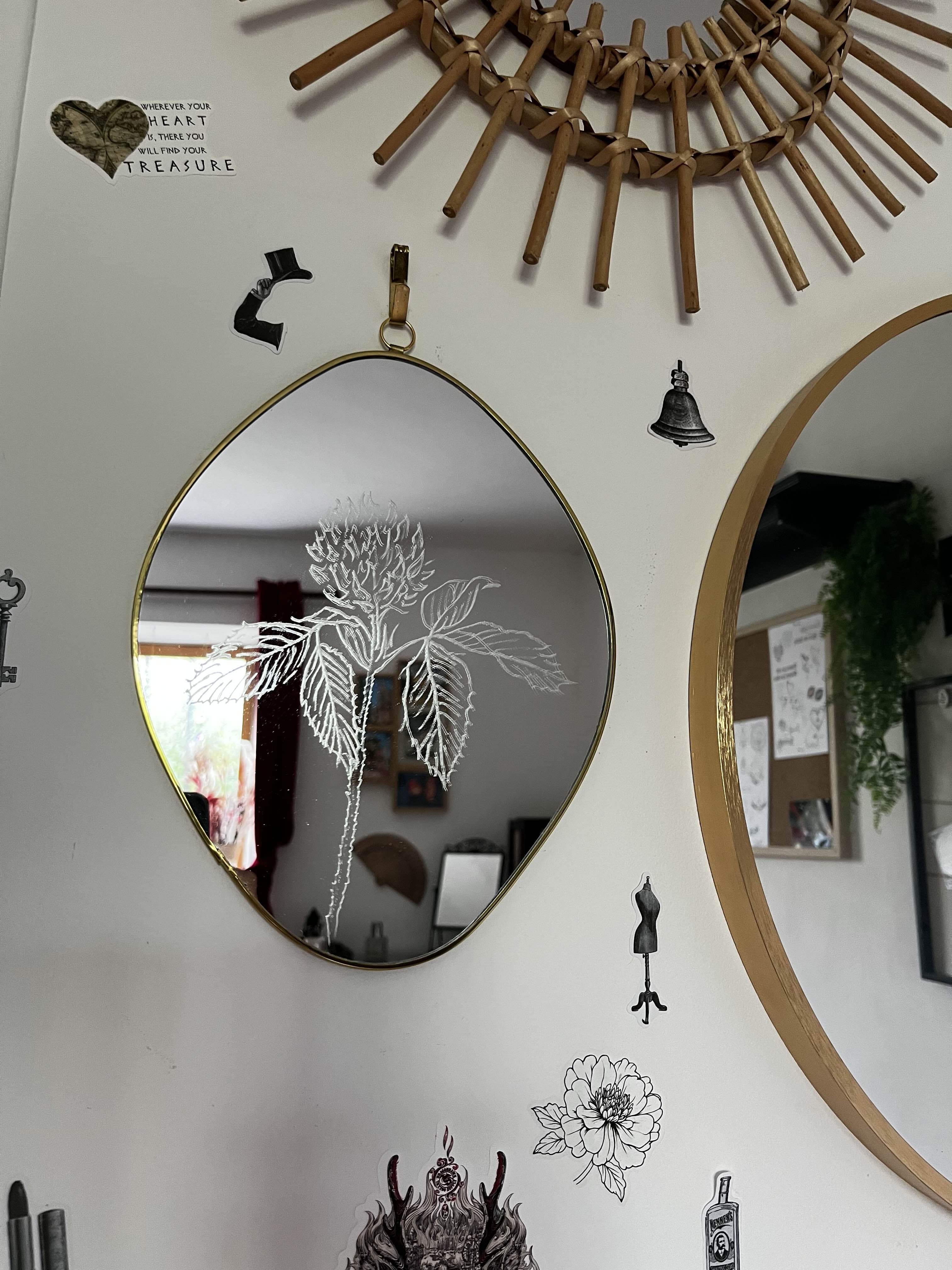 Exemple de création gravée sur miroir par l’atelier Chokoku
