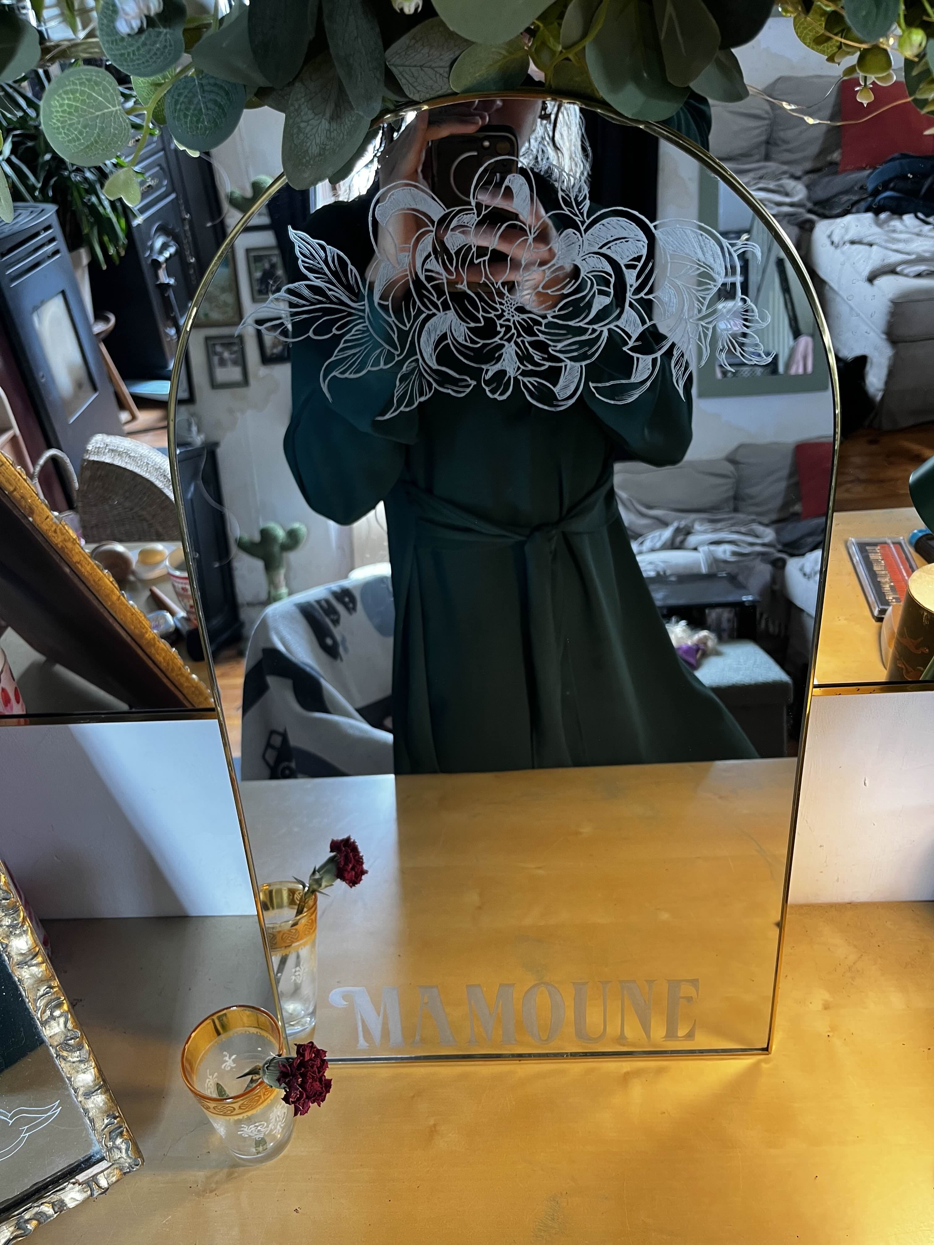 Miroir personnalisé avec gravure florale et mot affectueux par Chokoku